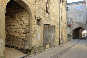 Vieille ruelle typique, village de Saint Paul Trois Chateaux, département de la Drôme, France