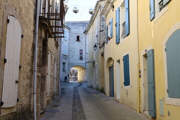 Naklejka premium Vieille ruelle typique, village de Saint Paul Trois Chateaux, département de la Drôme, France