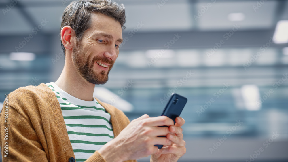 Poster caucasian businesswoman sitting at his desk using smartphone. digital entrepreneur using mobile phon
