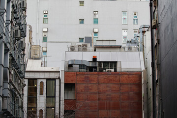 ビルとビルの奥にはまた建物が建ち並ぶ。東京港区赤坂3丁目の街並