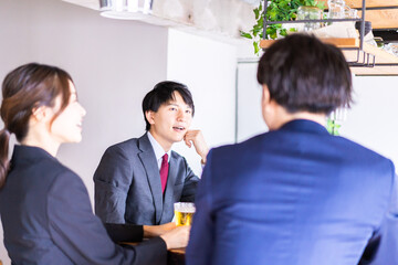 飲み会をする男女のビジネスパーソン