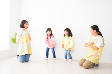 Naklejka premium こども園で遊ぶ子どもたち