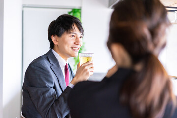 デートでお酒を飲むビジネスマン