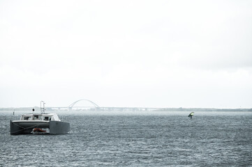 Katermaran und die Fehmarnsundbrücke