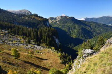 La Dent de Crolles (alt 2062 m), le Roc d'Arguille (alt 1768 m) et le Chamechaude (alt 2082), vus depuis la cabane de Bellefont. - obrazy, fototapety, plakaty