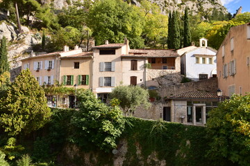Bâtisse au-dessus du Ravin Notre-Dame à Moustiers-Sainte-Marie