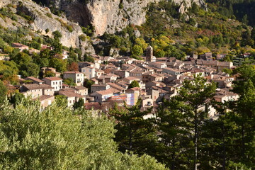 Fototapeta na wymiar Moustiers-Sainte-Marie, vu depuis les collines environnantes