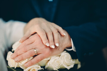 Obraz na płótnie Canvas bride and groom hands