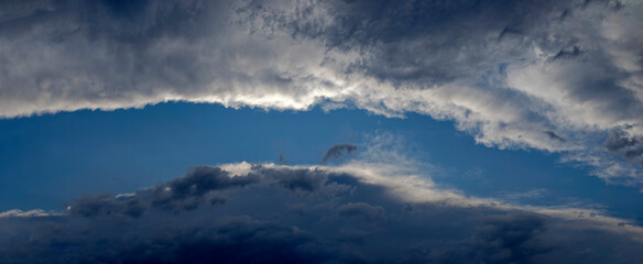 Obraz premium tunnel in the clouds - panorama of clouds that have arranged themselves in an oblong shape creating a tunnel
