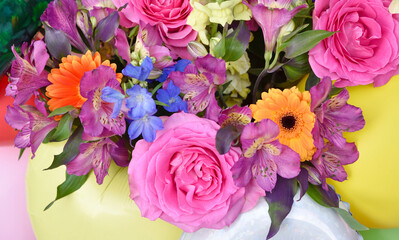 カラフルな花々