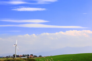 草原と風力発電機