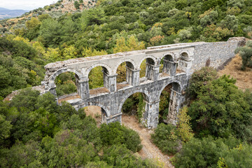 Obraz premium Ruins of ancient Pollio aqueduct bringe in Izmir Province. Turkey