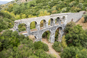 Obraz premium Ruins of ancient Pollio aqueduct bringe in Izmir Province. Turkey