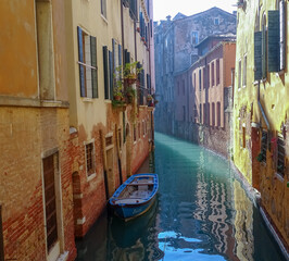 Fototapeta na wymiar Piccolo canale a Venezia