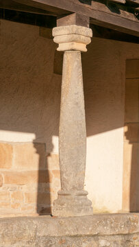 Columna de piedra en soportal de iglesia antigua