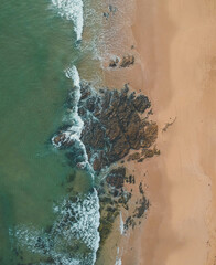 Fototapeta na wymiar Ozean trifft auf die Küste am Strand
