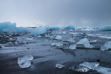 Iceberg alla laguna dei ghiacci in Islanda in inverno - obrazy, fototapety, plakaty