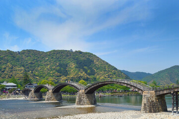 Kintaikyo-Brücke in Iwakuni, Präfektur Yamaguchi, in frischem Grün 03