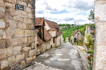 Fototapeta na wymiar Rocamadour, Lot, Dordogne, France. The village of Rocamadour, a sacred town and important place for pilgrims, dominates masterfully, pinned to its limestone cliff, the ravine of Alzou. 