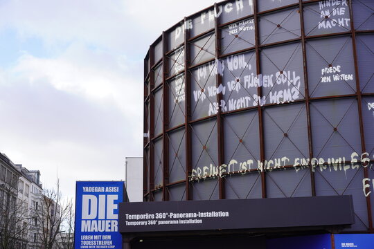 Yadegar Asisi Panorama "Die Mauer" am Checkpoint Charlie in Berlin am 20.01.2022