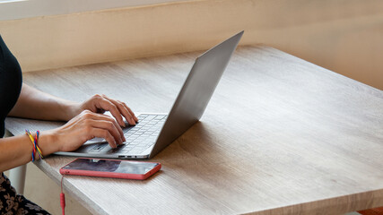 Close up photo of a woman using a laptop