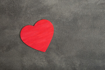 Obraz premium Valentine's Day greetings concept. Red heart shaped card with empty space for your text. Valentines greeting card.