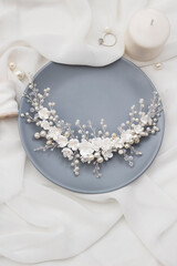 wedding hair accesory with white flowers for bride. jewelry for bride. headpiece for bride. tiara