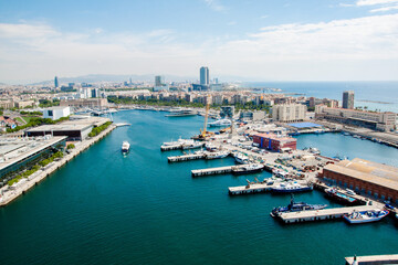 Fototapeta na wymiar Il porto di Barcellona dall'alto