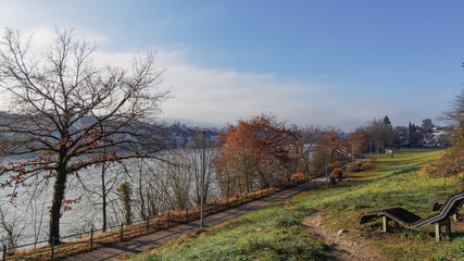 Rheinfelden (Baden) Deutschland. Entlang des Rheins. Adelbergwiese. Wanderweg entlang des Rheins auf der deutschen Seite. Blick auf die Altstadt von Rheinfelden (Aargau) in der Schweiz 