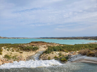 Vega Baja del Segura - Embalse de la Pedrera un lago azul turquesa. 