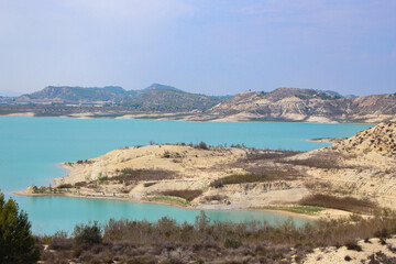 Fototapeta na wymiar Vega Baja del Segura - Embalse de la Pedrera un lago azul turquesa. 
