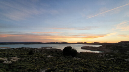 Vega Baja del Segura - Embalse de la Pedrera un lago azul turquesa. 