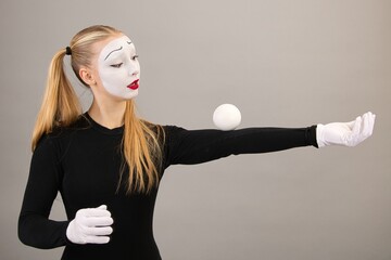 Clown in the form of pantomime, ball trick.