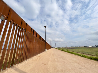 Obraz premium USA-Mexico border in Texas, United States. The newly built border wall. Walls and security roads.