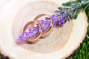 Obraz na płótnie Canvas Wedding rings so close and a bouquet of lavender