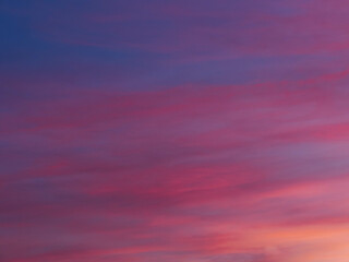 Niebo z widokiem na spektakularny zachód słońca. - 481662557