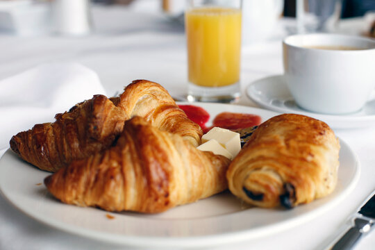 Croissants et jus d'orange pour le petit-d&eacute;jeuner