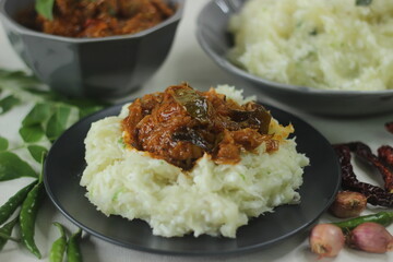 Smashed tapioca with green chilies and shallots served with chicken gravy.