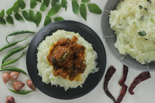 Smashed tapioca with green chilies and shallots served with chicken gravy.