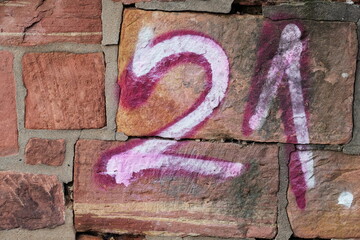 Graffiti der Zahl 21 auf Mauerwerk
