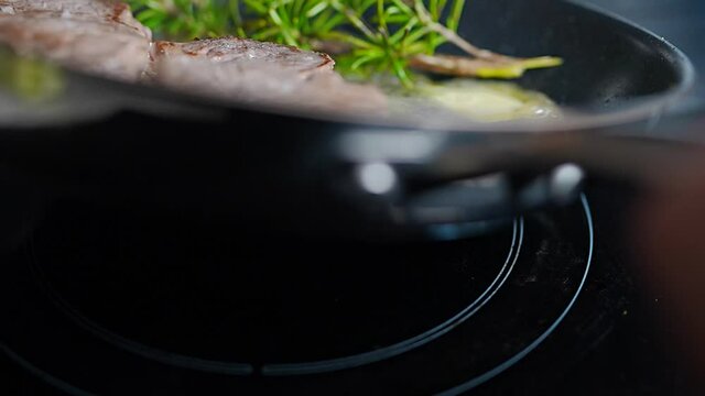Saftiges Rindersteak wird in der Pfanne zubereitet und mit Butter und Rosmarin verfeinert. | 4k 120 FPS super slow motion