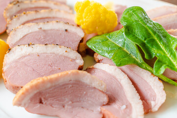 スライスした合鴨ロース肉