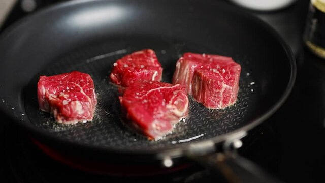 Rindfleisch Steak wird in der Pfanne angebraten | 4k 120 FPS 