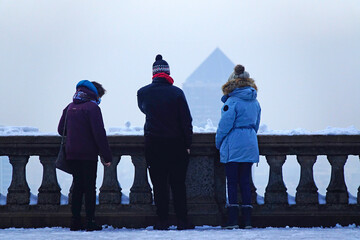 La neige à Lyon depuis la colline de Fourvière, des touristes en profitant de la vue sur la ville, dans l'esplanade