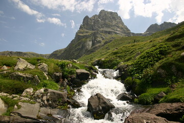 Primer plano Volcán Anayet (2545m) con pequeño arroyo bajo este en el centro de la imagen Pirineos Norte de Aragón España.