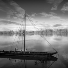 barque à voile sur le fleuve