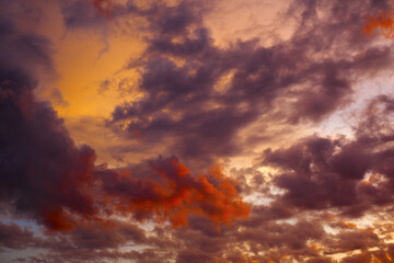 Fototapeta na wymiar Burza chmury zachód słońca obłoki cumulusy i czerwone chmury