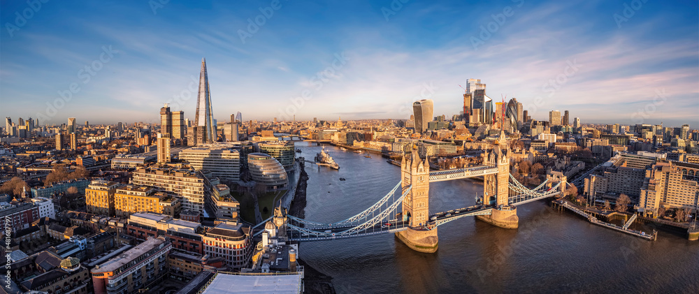 Wall mural panoramic aerial view of the skyline of london with tower bridge, river thames and the city skyscrap