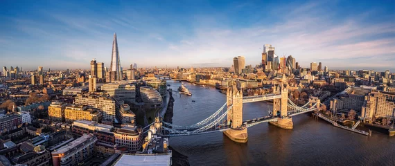 Poster Panoramisch luchtfoto van de skyline van Londen met Tower Bridge, River Thames en de City wolkenkrabbers tijdens zonsopgang © moofushi