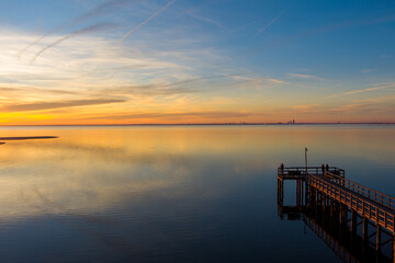 Obraz na płótnie Canvas sunset on the bay